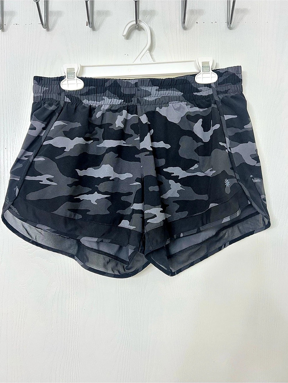 Athleta Mesh 4” Racer Run Short Camo Shorts Black & Gray Medium